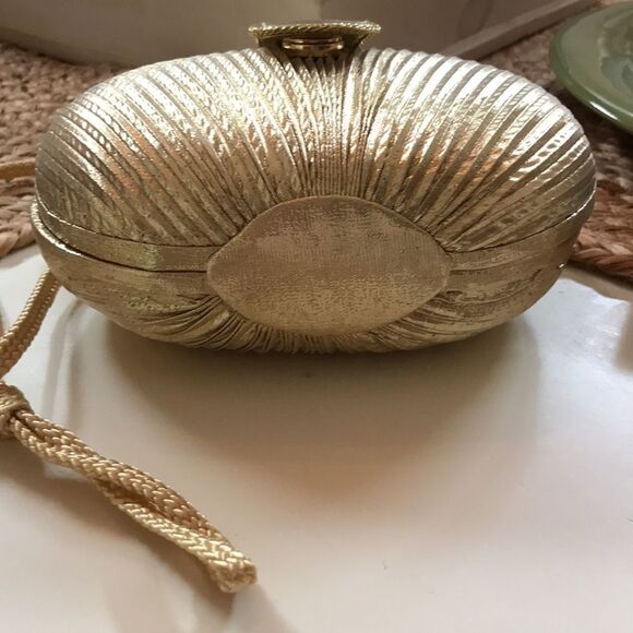 CARLO FELLINI GOLD METALLIC CLAM VINTAGE FORMAL PURSE LIKE NEW WEDDING PROM - Picture 4 of 6